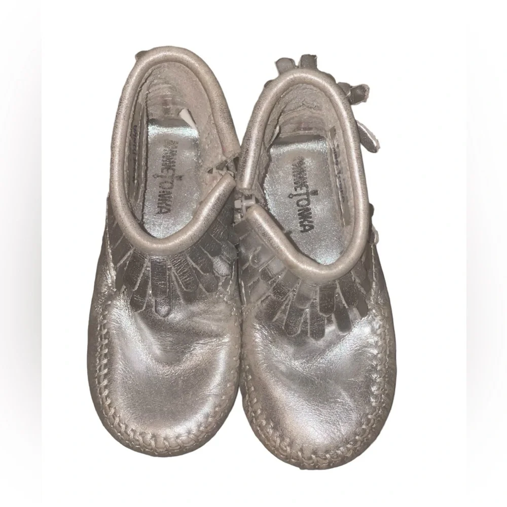 Minnetonka Toddler Aria Silver Fringe moccasin Booties
